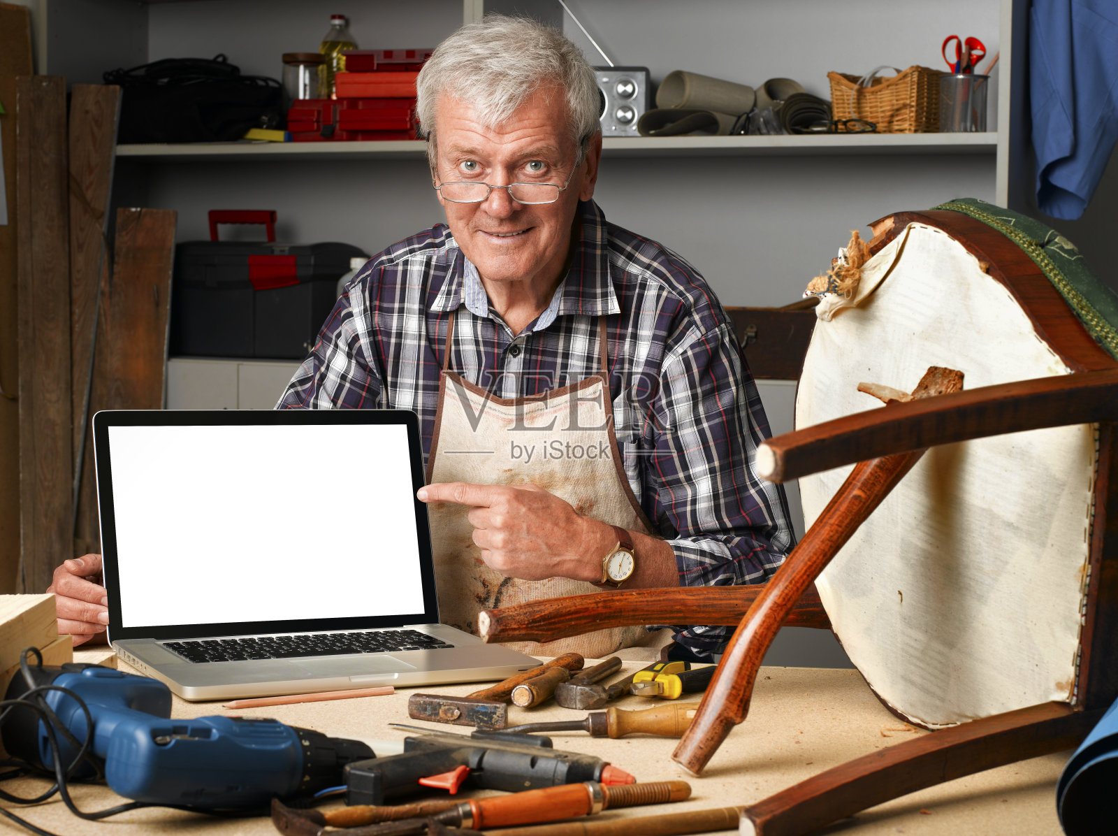 带笔记本电脑的退休木匠照片摄影图片