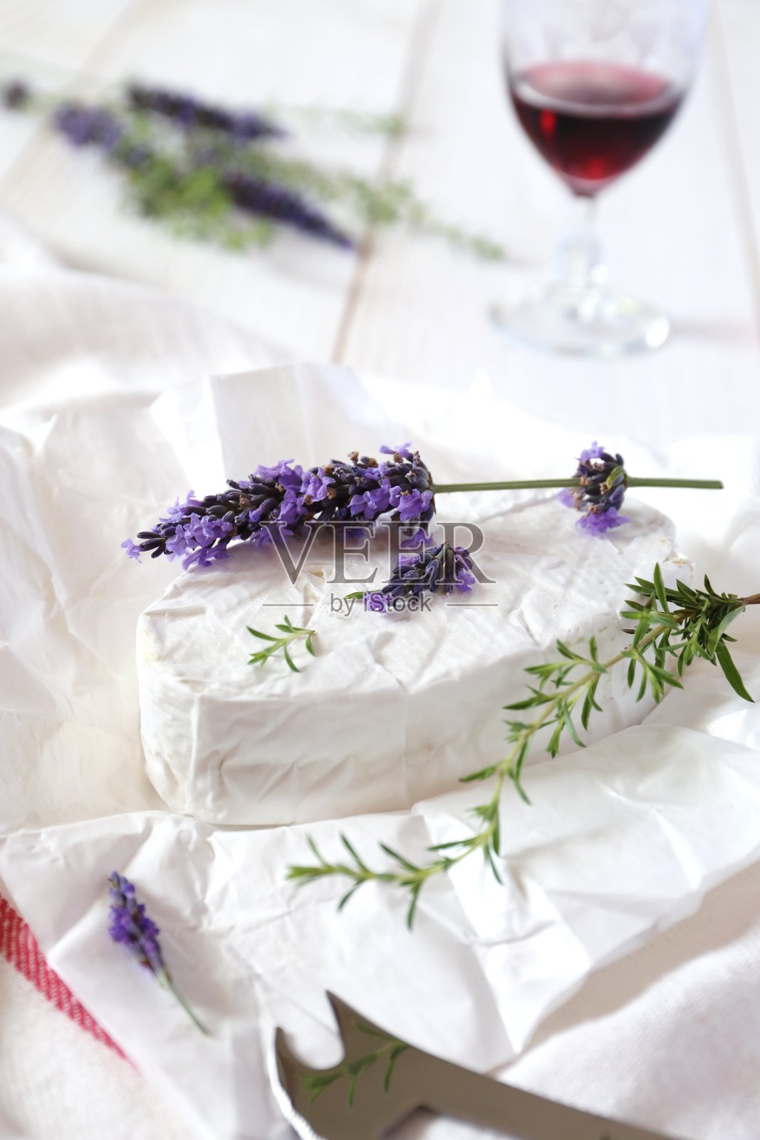 牛奶奶酪和酒杯上放薰衣草照片摄影图片