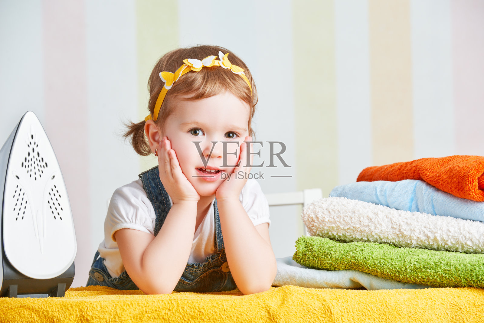 可爱的宝贝姑娘，主妇熨烫衣服，正忙着照片摄影图片