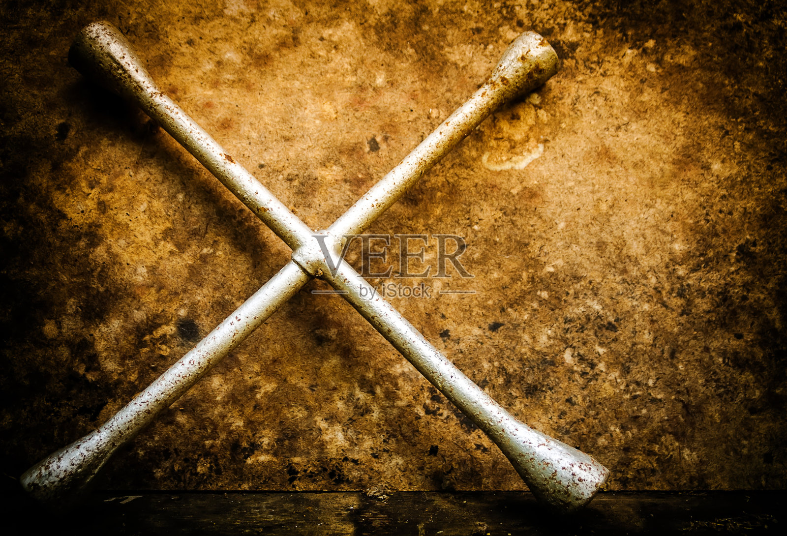 静物与车轮螺母扳手在木桌上照片摄影图片