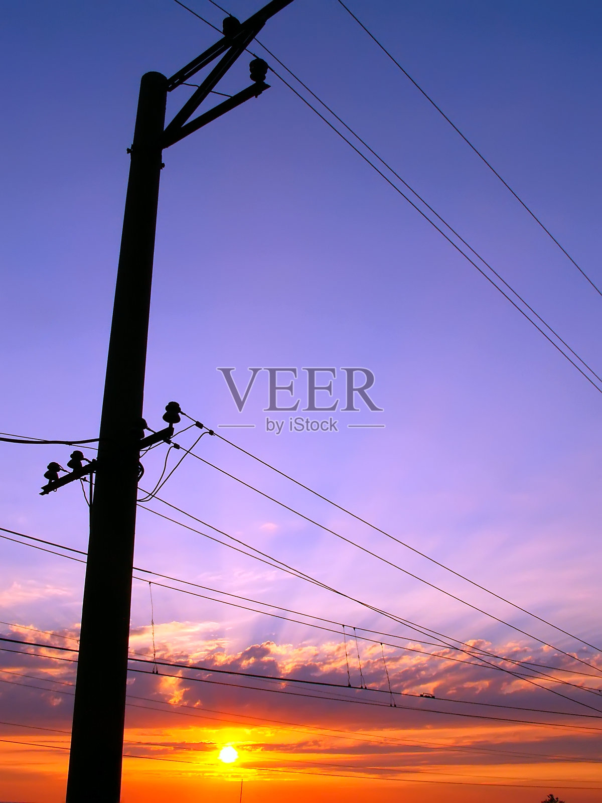 日落时天空的黑色电杆照片摄影图片