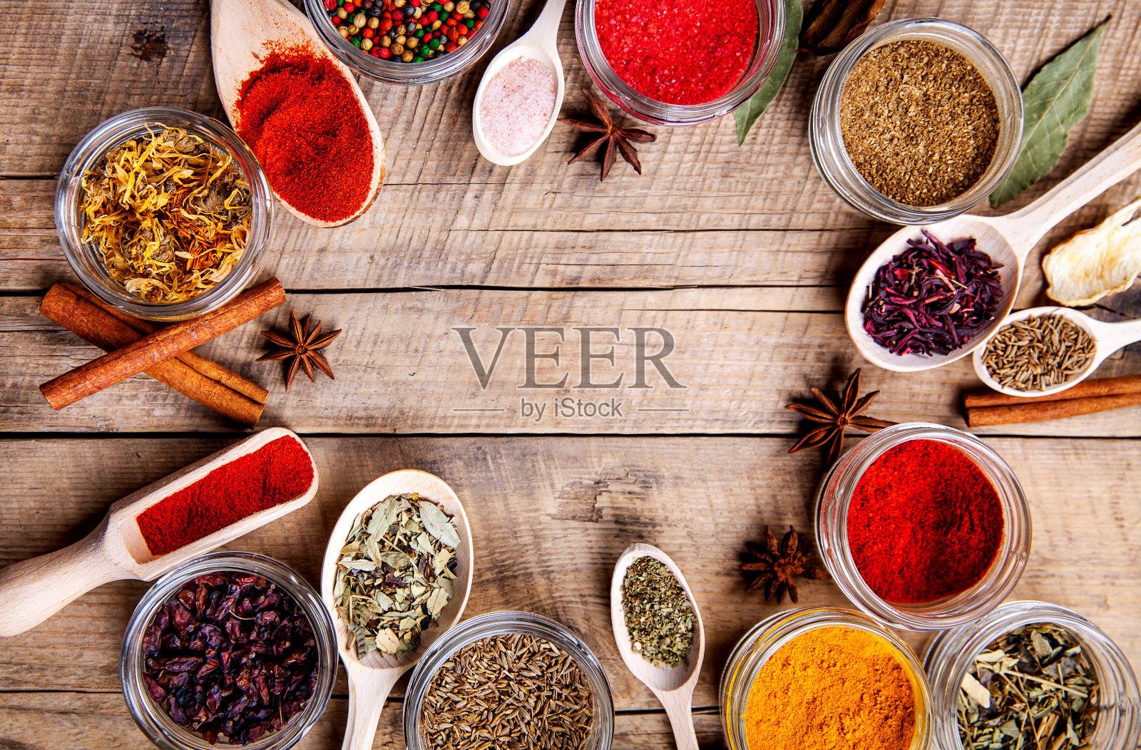 在木制背景上的香料罐子。食物照片摄影图片