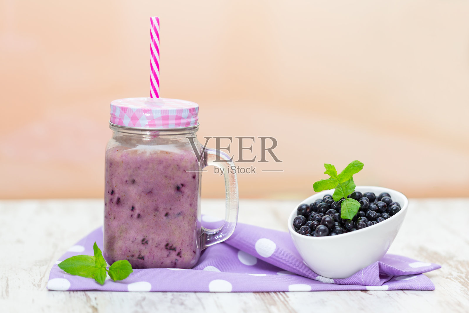玻璃罐里的蓝莓奶昔照片摄影图片