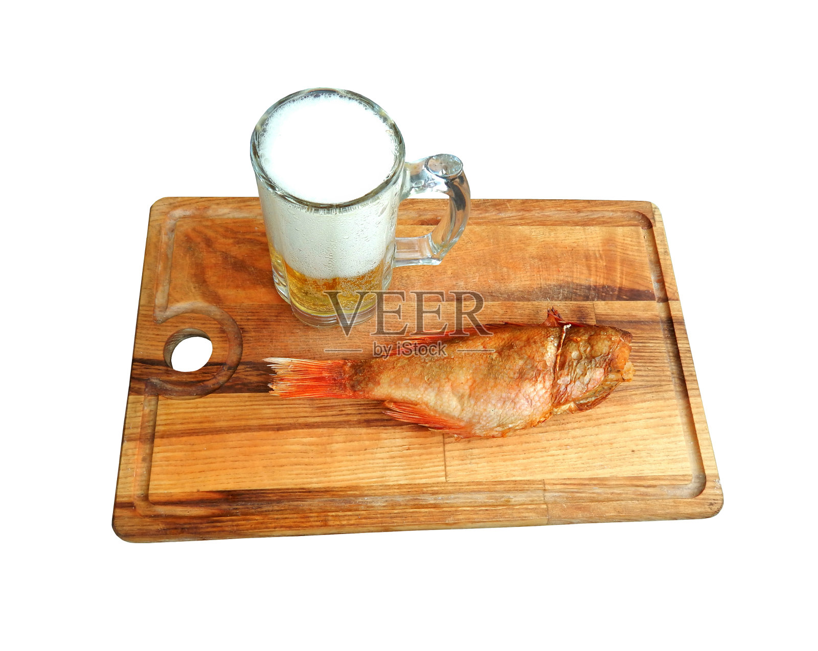 一大杯啤酒和熏鲈鱼放在木板上照片摄影图片