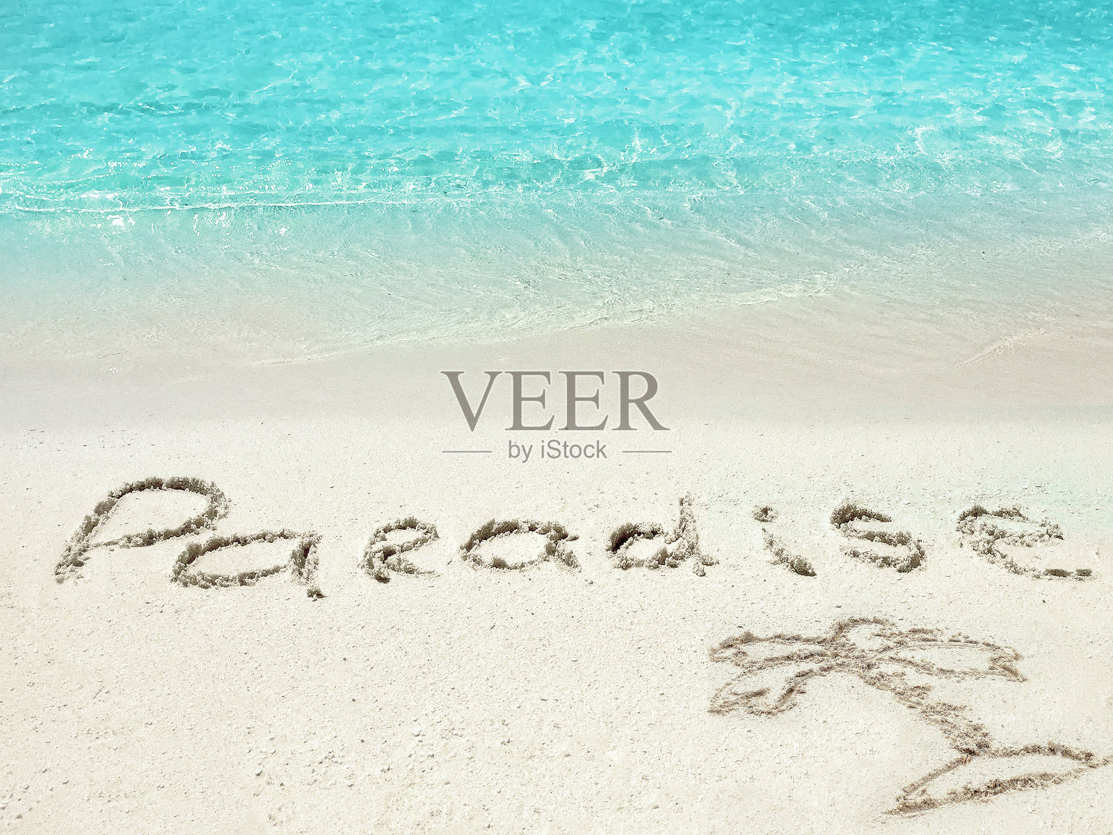 热带岛屿沙滩上的铭文照片摄影图片