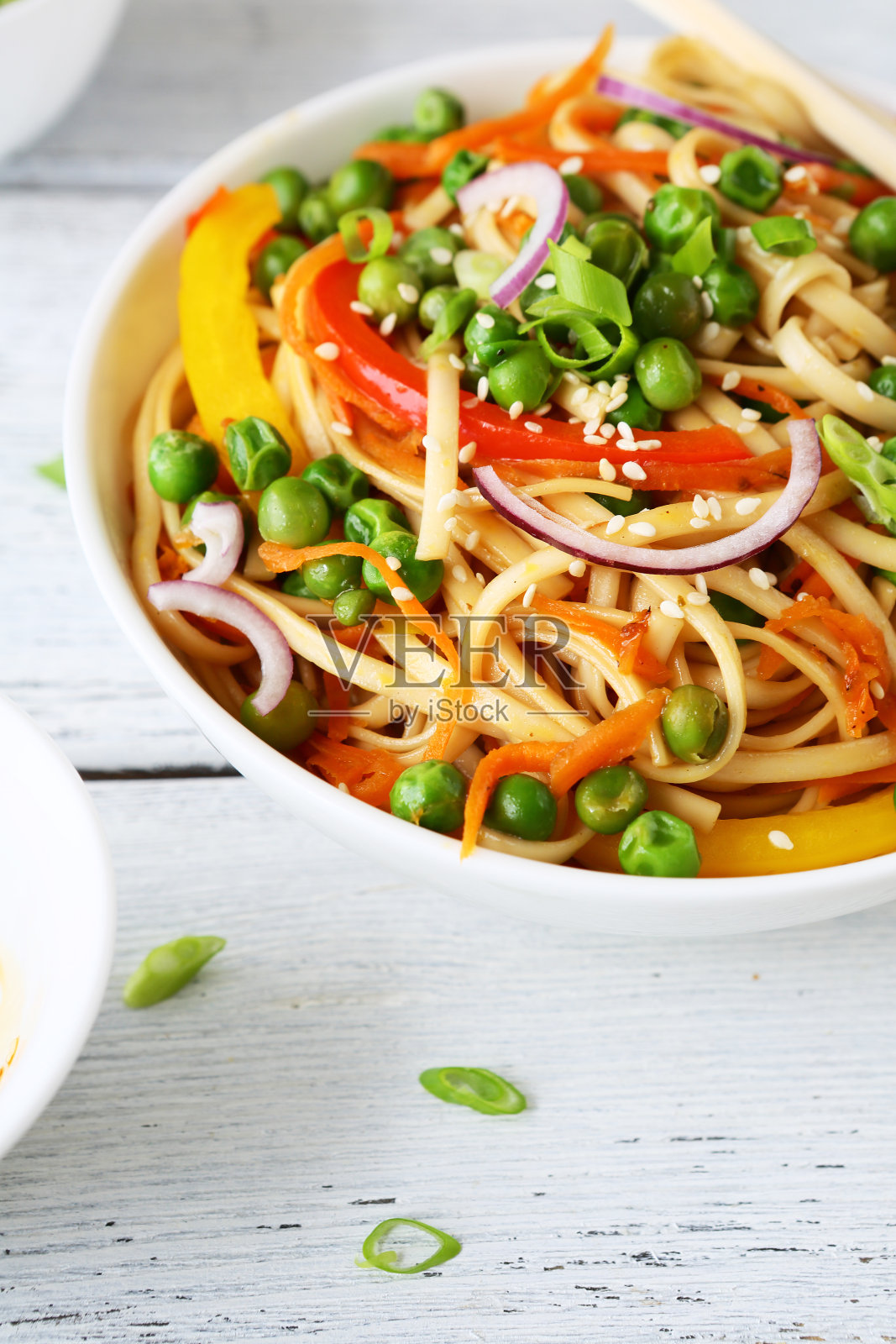 白碗蔬菜面条照片摄影图片