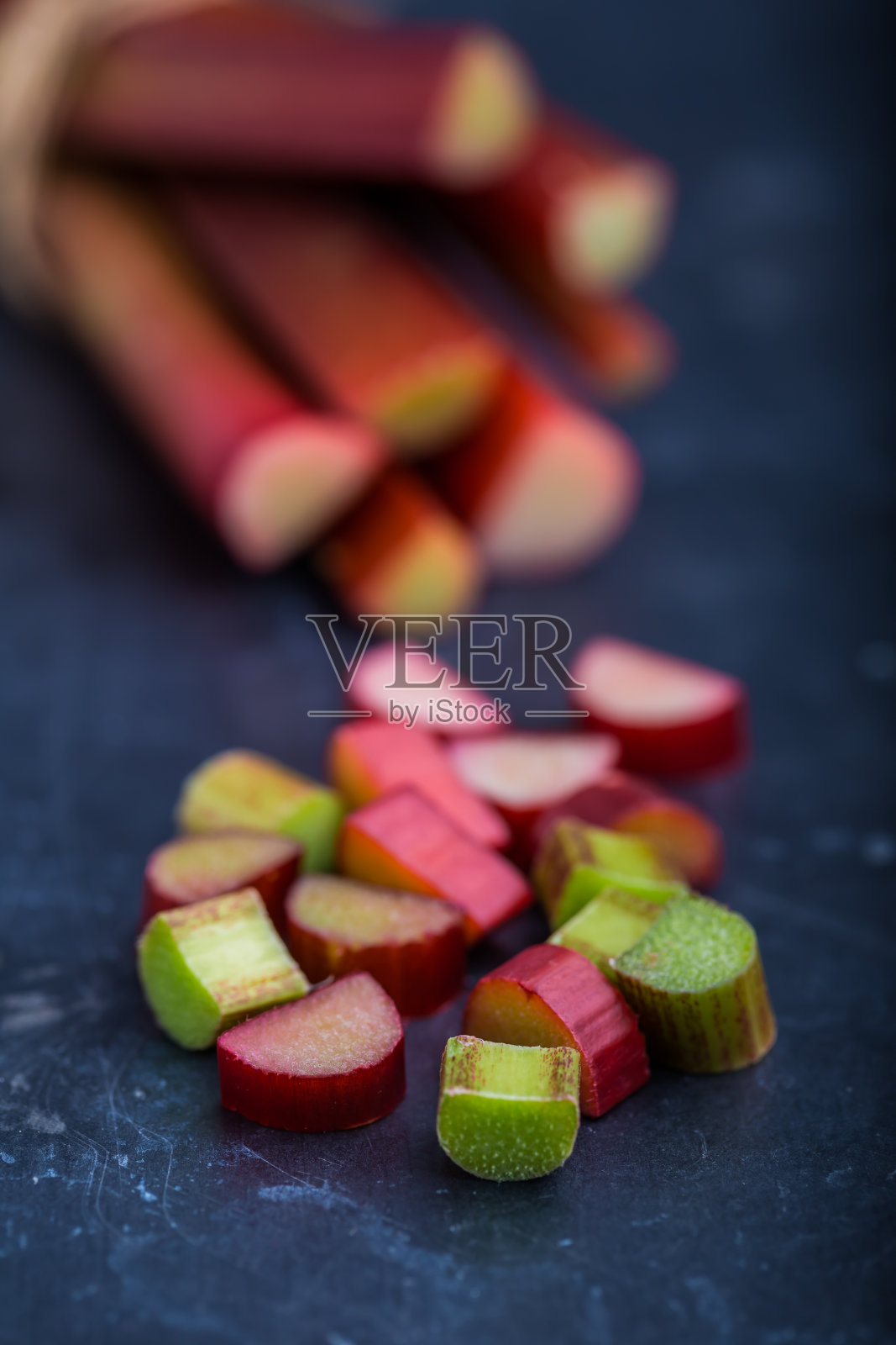 黑色背景上的大黄照片摄影图片