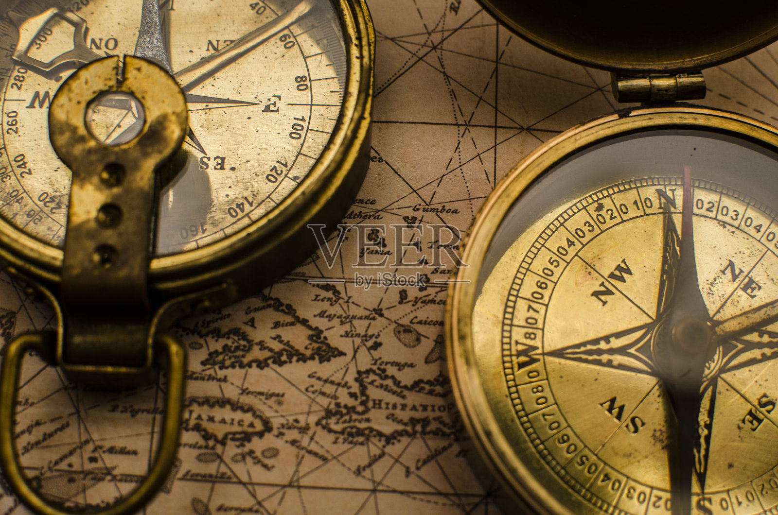 老式指南针和地图照片摄影图片