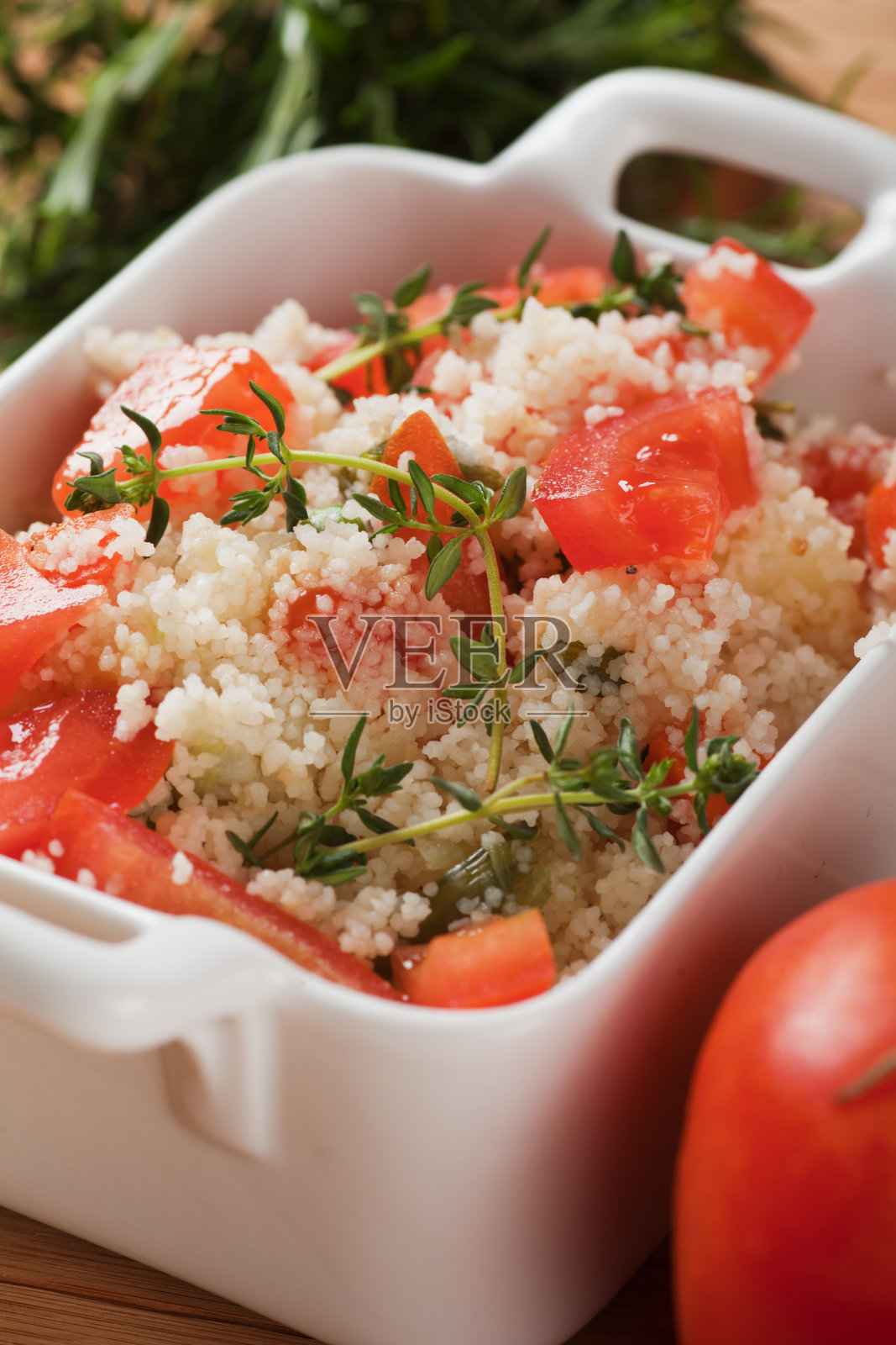 美味的蒸粗麦粉配香草和新鲜的番茄照片摄影图片