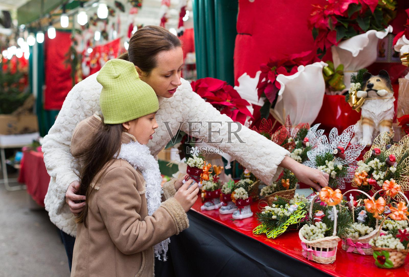 家庭选择槲寄生装饰照片摄影图片