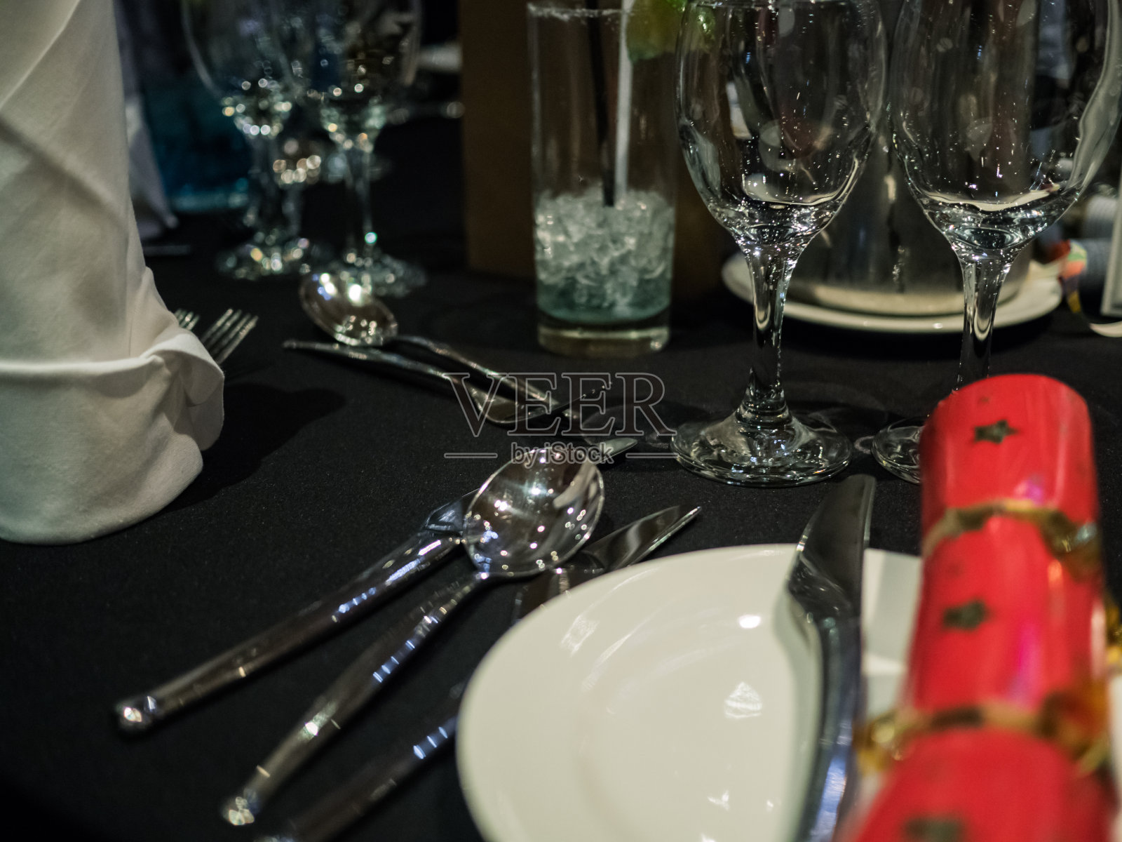 黑色背景上的酒杯和盘子照片摄影图片