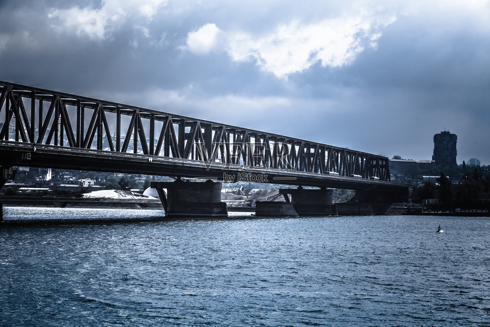 贝尔格莱德多瑙河上的潘切沃桥。照片摄影图片