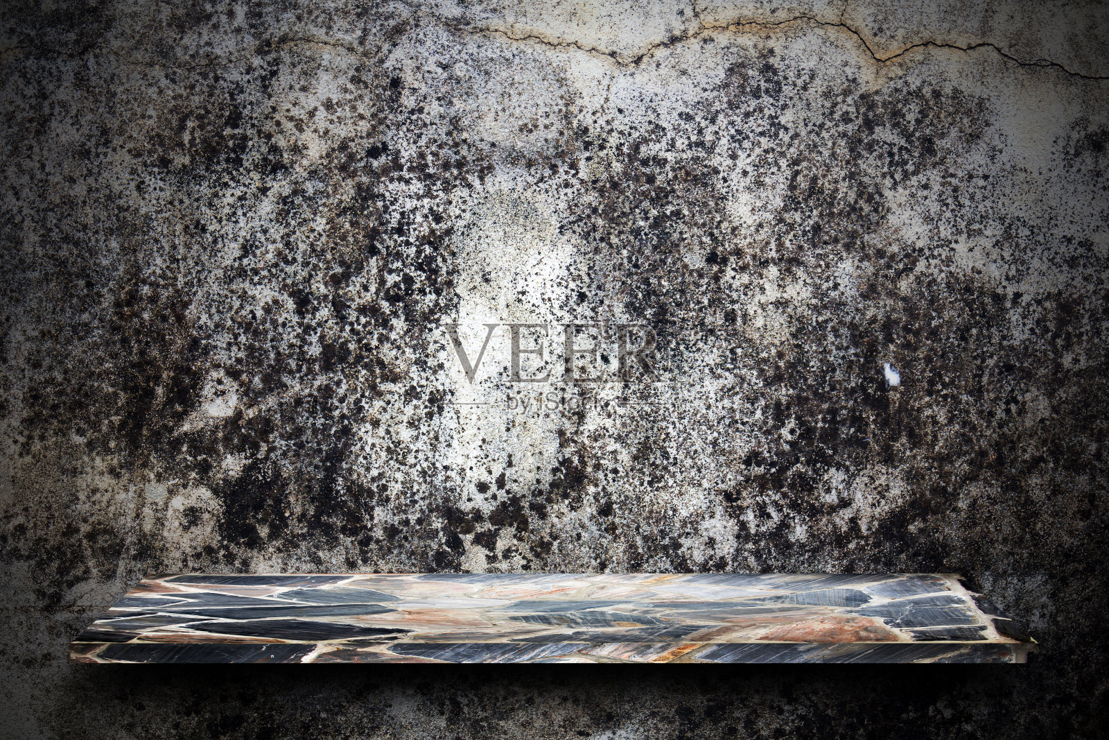 空顶部的天然石材货架和石墙背景。照片摄影图片