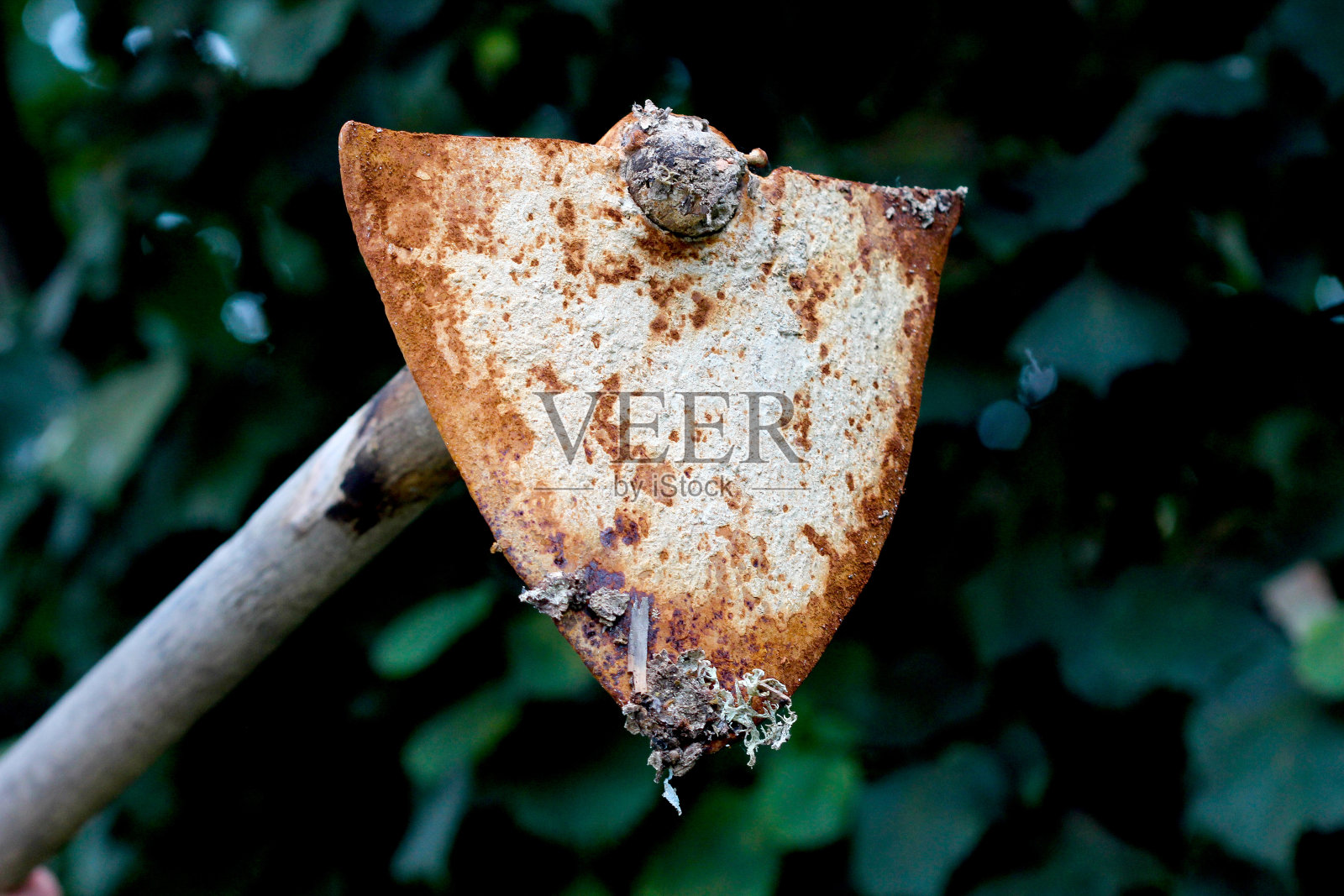 在白色的背景上锄头照片摄影图片