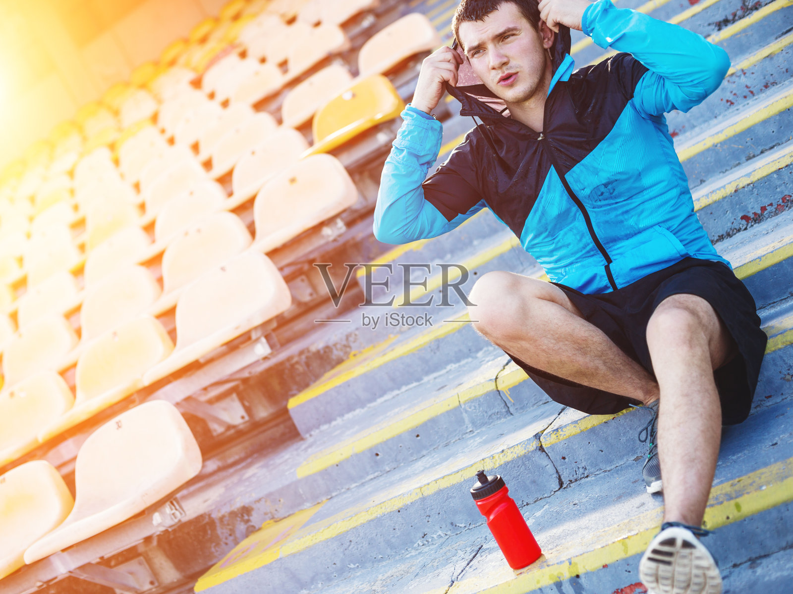 疲惫的运动员坐在体育场的楼梯上照片摄影图片