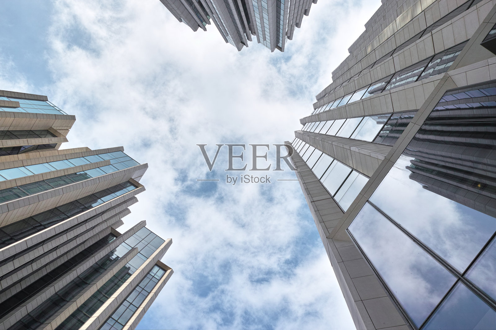 现代化的办公大楼在阳光明媚多云的天空照片摄影图片