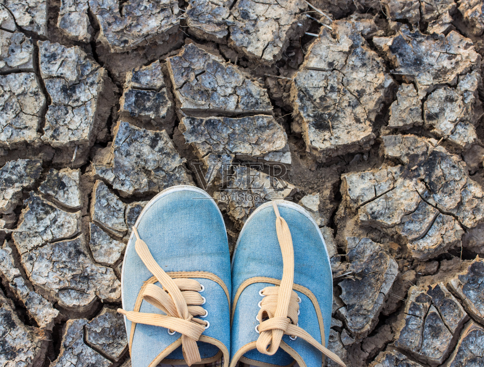 把运动鞋放在地上晾干。照片摄影图片