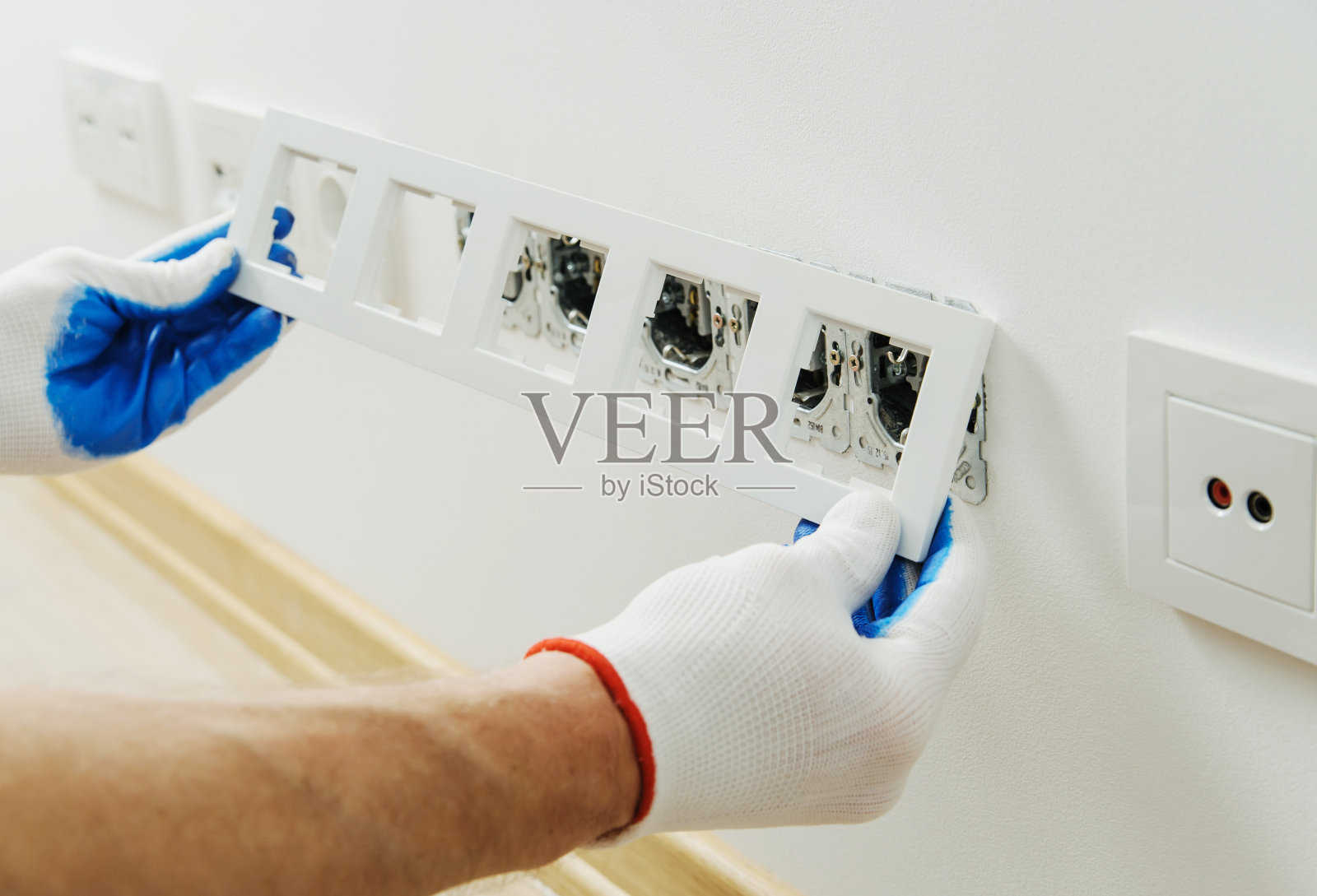 电工安装装饰架。照片摄影图片