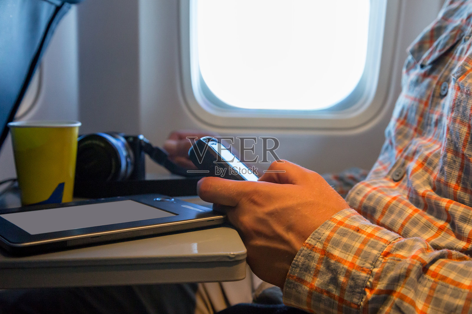 在飞机上浏览小工具的人的手照片摄影图片
