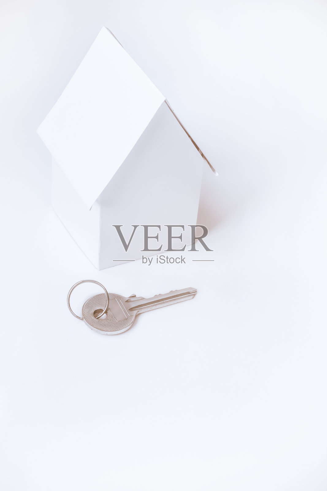 白皮书房子和钥匙，复制空间背景。照片摄影图片