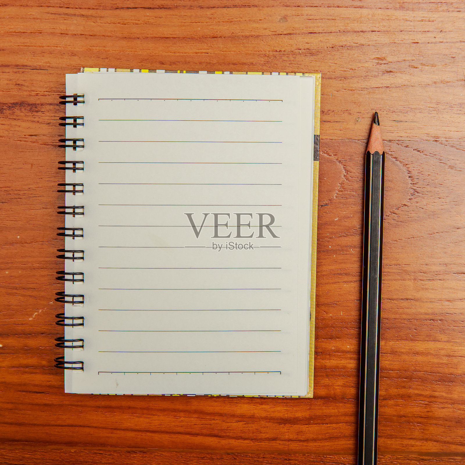 木桌上放着笔记本和铅笔。照片摄影图片