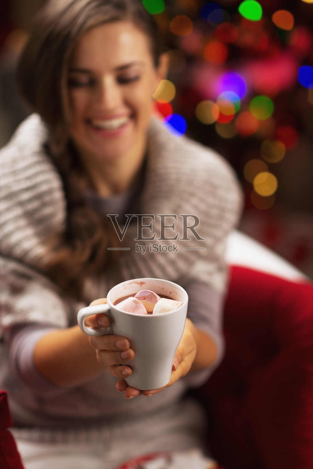 热巧克力和棉花糖的女人的特写照片摄影图片