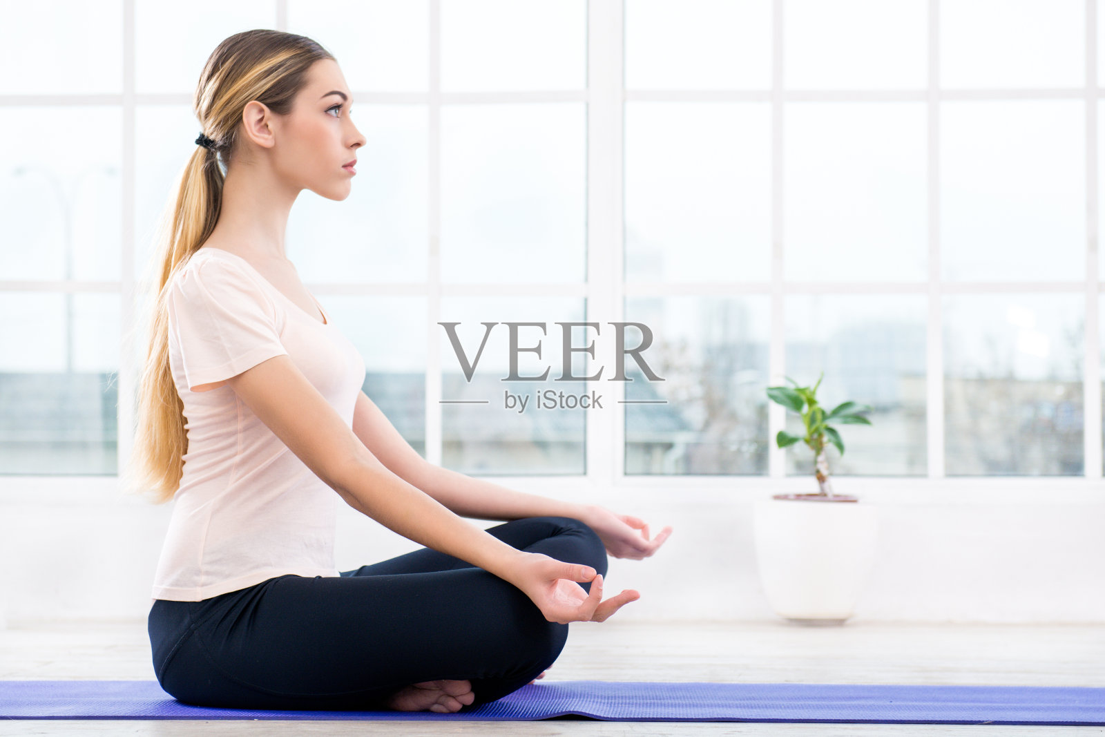 瑜伽理念与美女照片摄影图片