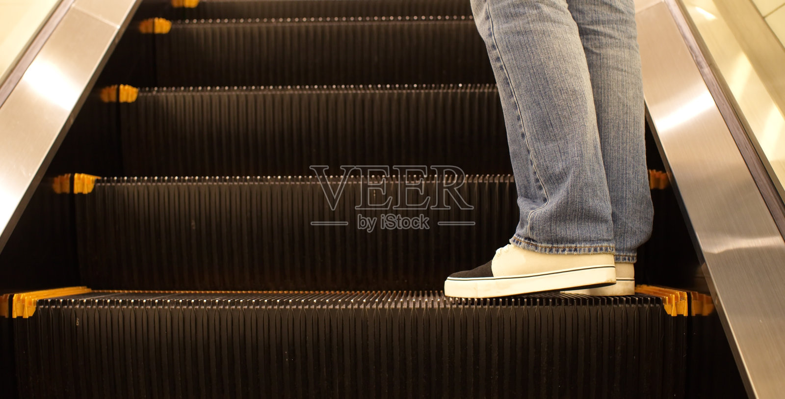 现代建筑中的近距离自动扶梯照片摄影图片