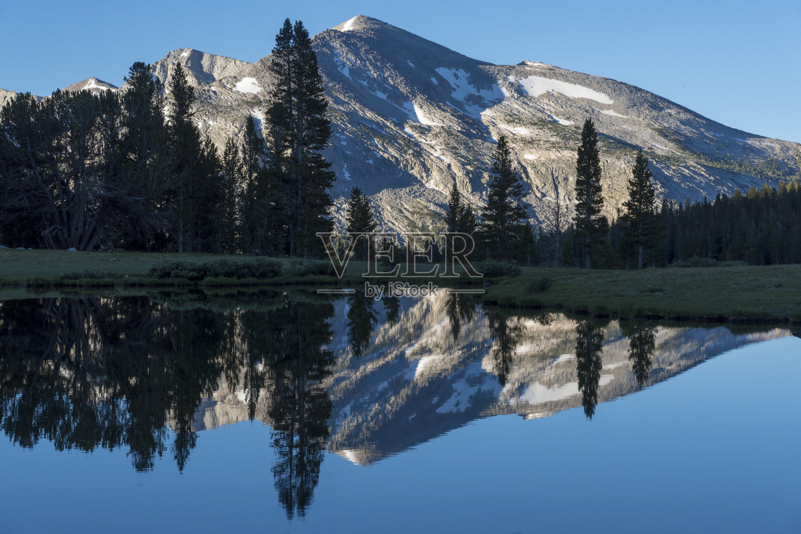 Tioga Pass Pond和Mount Dana照片摄影图片