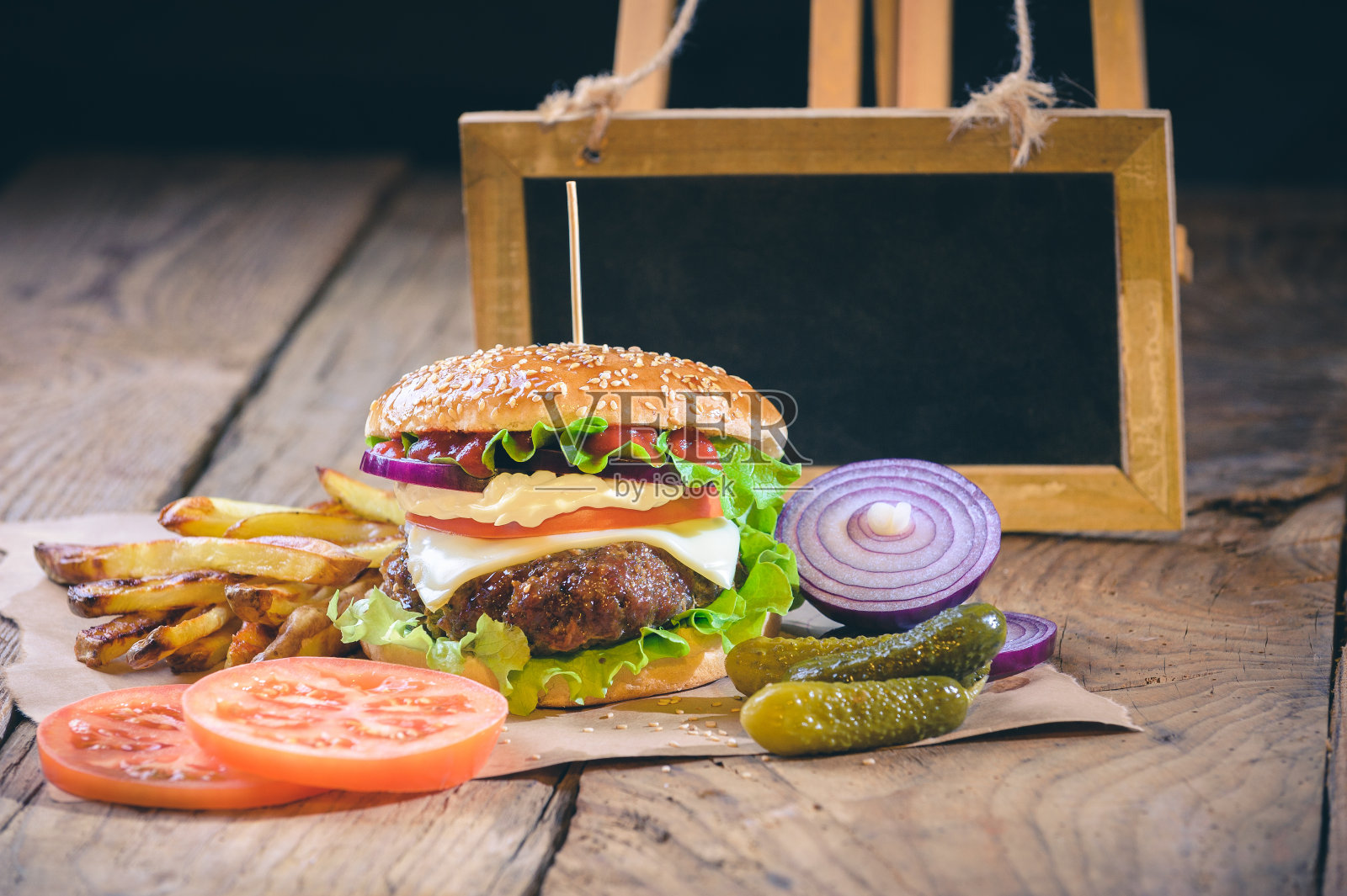 美味多汁的汉堡配上自制薯条照片摄影图片