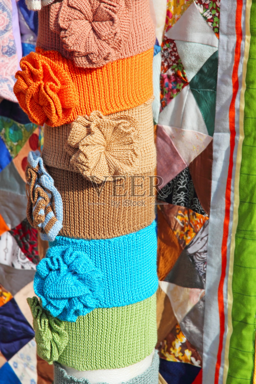 彩色服装配件和多色拼布被。照片摄影图片