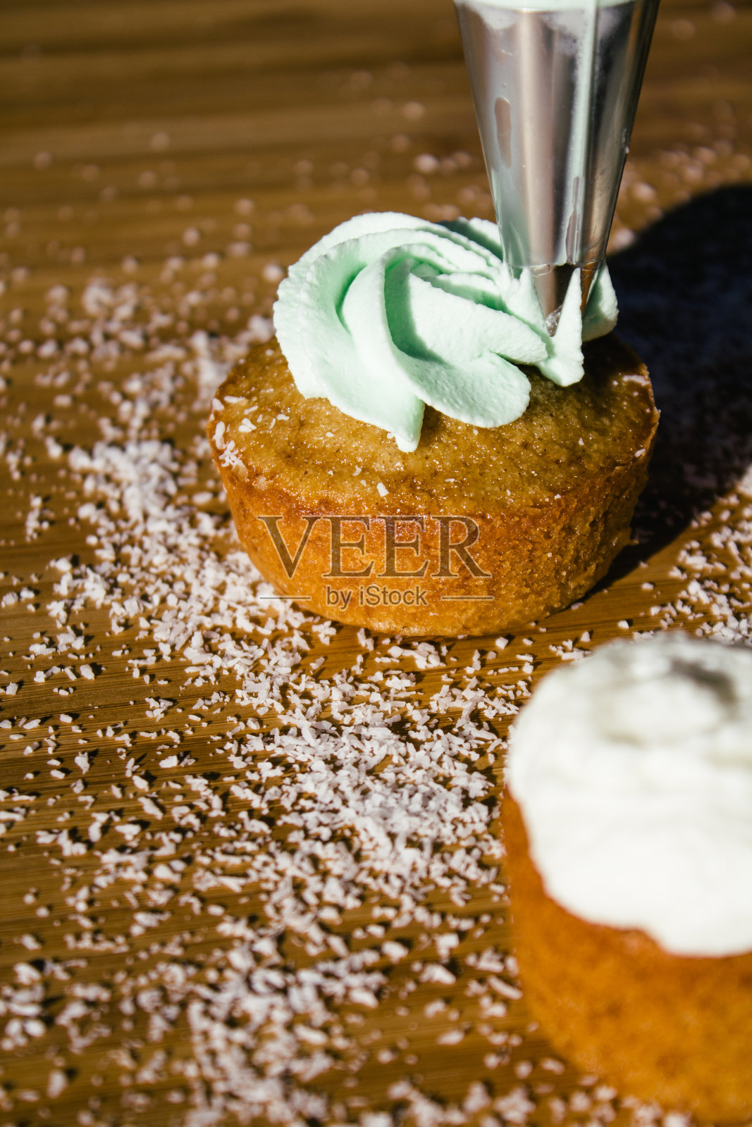 在蛋糕上放绿色奶油的糕点袋照片摄影图片