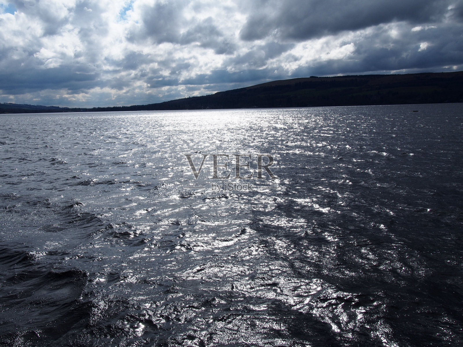 洛蒙德湖上的太阳照片摄影图片