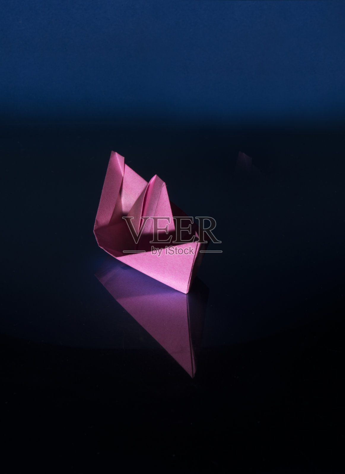 粉红色的纸船照片摄影图片