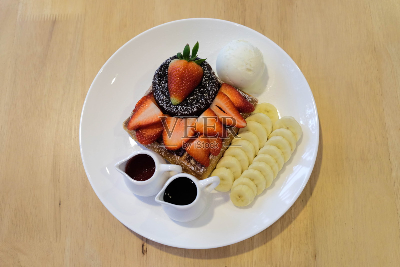 冰淇淋，草莓和香蕉照片摄影图片