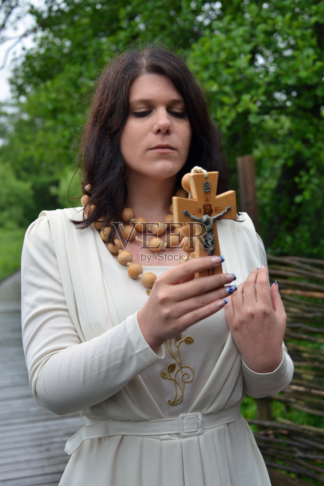 手持十字架的女人照片摄影图片