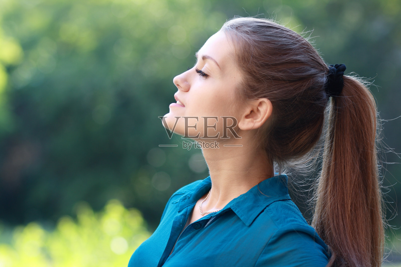 呼吸新鲜空气的女人照片摄影图片