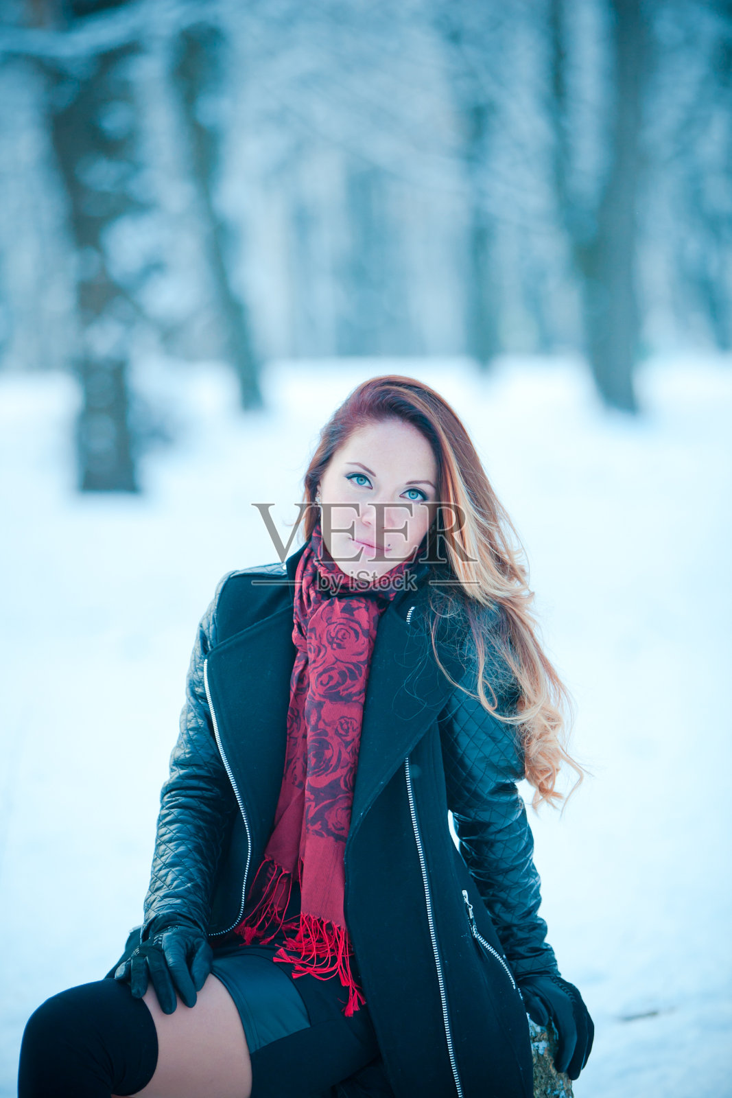 穿着冬天衣服的漂亮女孩照片摄影图片