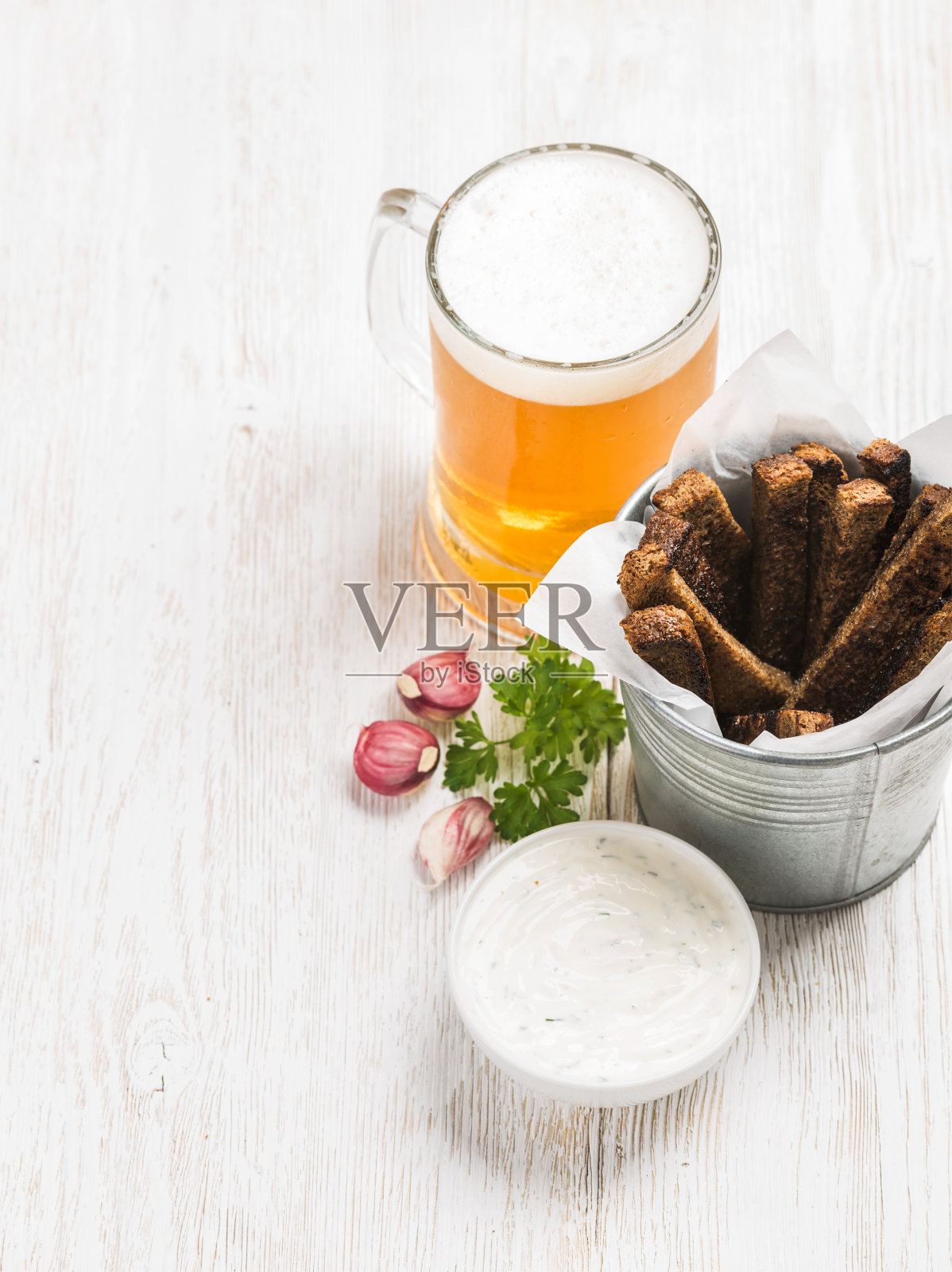 啤酒小吃套餐：高脚杯中一杯比尔森啤酒照片摄影图片