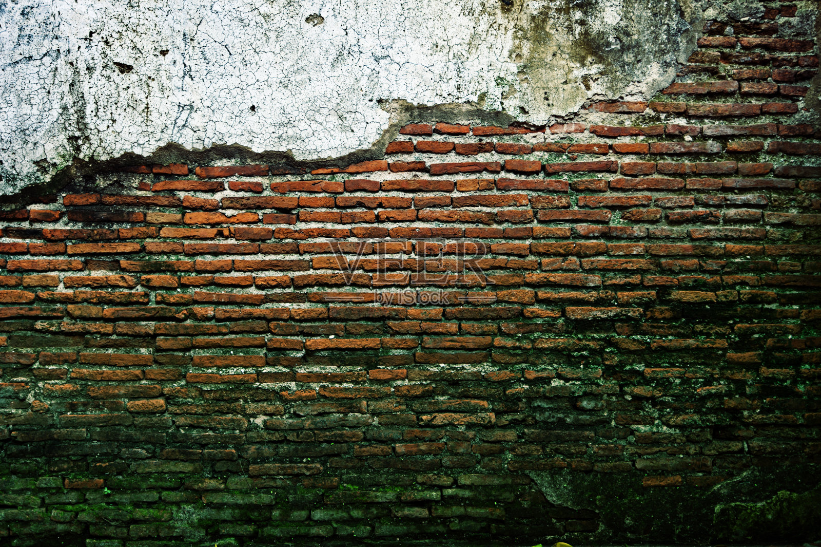 带有青苔背景纹理的老砖墙照片摄影图片