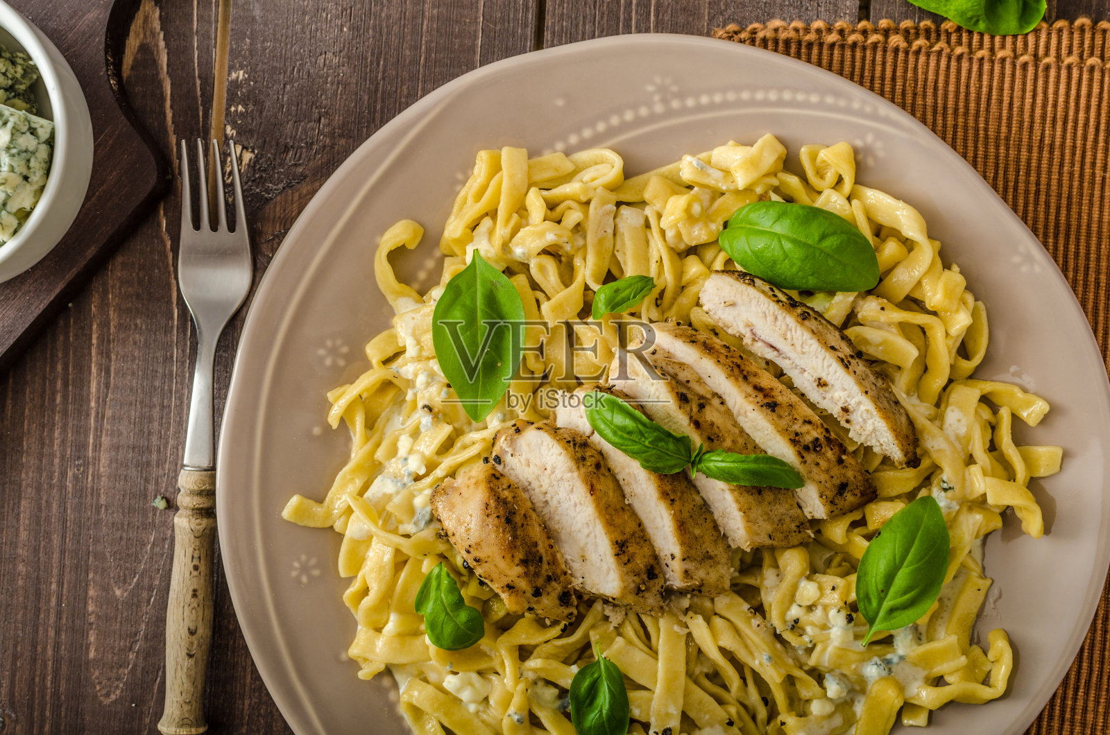 有奶酪和鸡肉的意大利面照片摄影图片