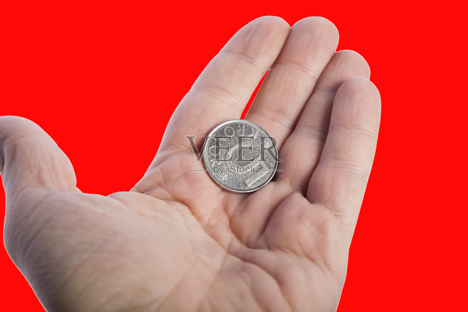 手里拿着硬币的男人照片摄影图片