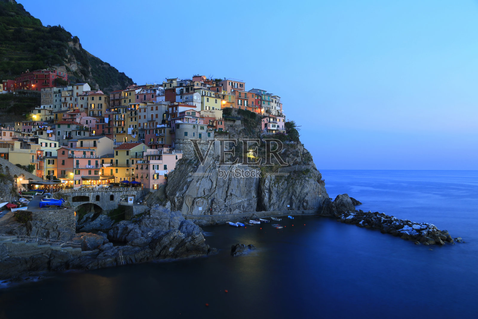 海边村庄的夜晚。Manarola,意大利。照片摄影图片