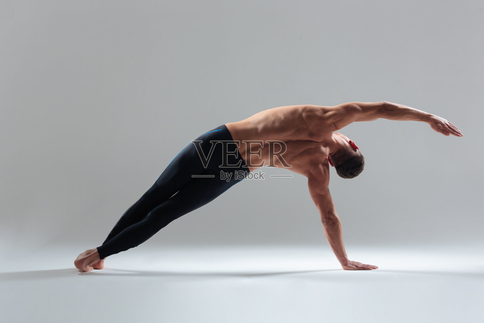 一个健身男子的全长肖像热身照片摄影图片