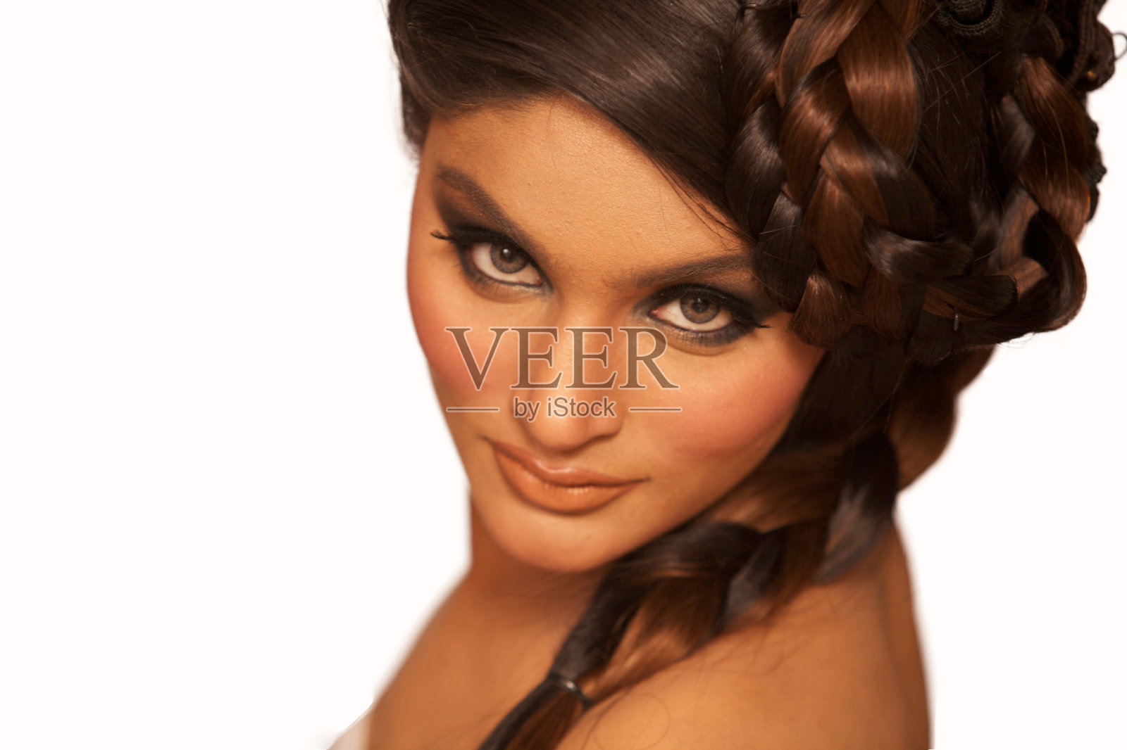 年轻漂亮的黑发女子照片摄影图片