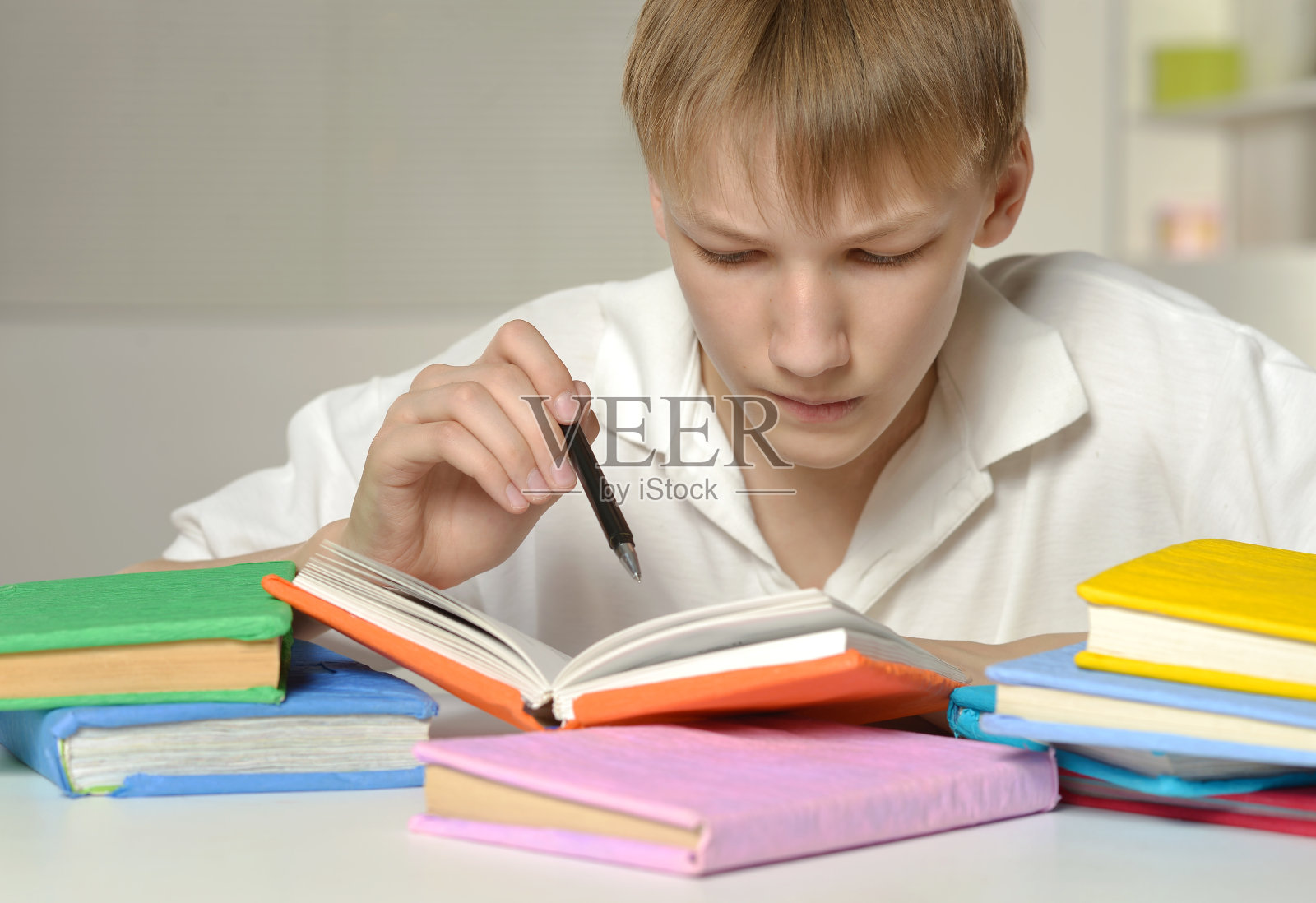 房间里的好男孩照片摄影图片