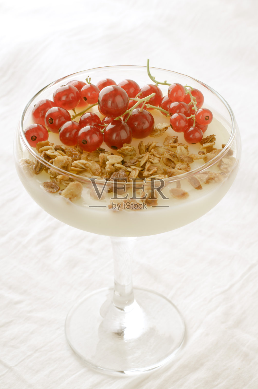意式奶冻配格兰诺拉麦片和红醋栗浆果照片摄影图片