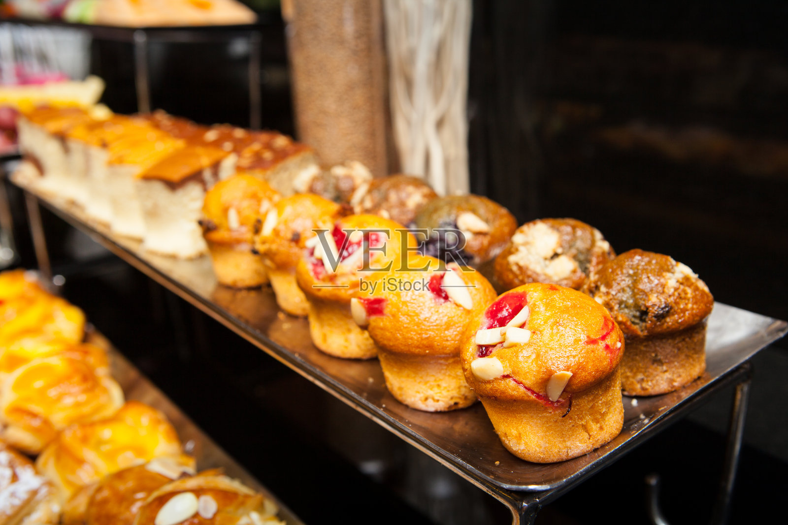 面包店在自助餐线上。照片摄影图片