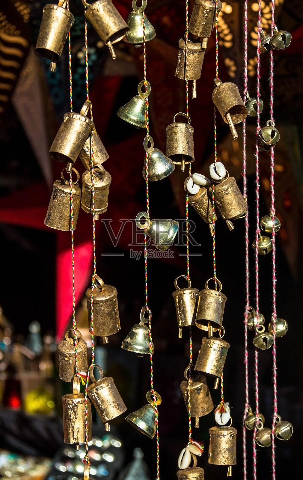 挂在市场上出售的铃铛照片摄影图片