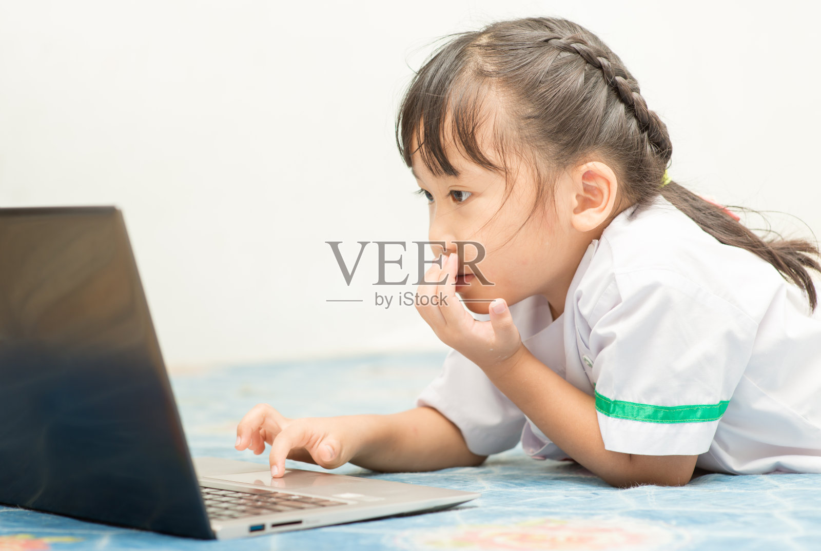 可爱的女孩，家里有笔记本电脑照片摄影图片